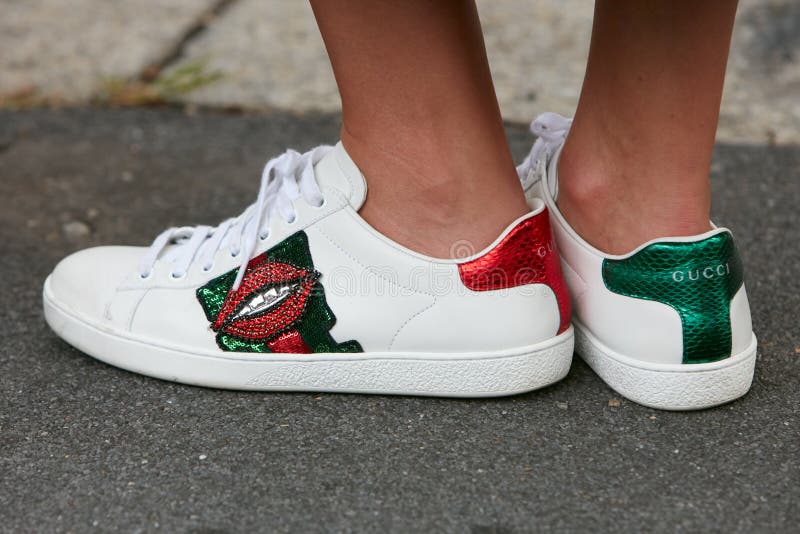 club Wet en regelgeving roekeloos Woman with Gucci White Sneakers with Red Mouth before Gucci Fashion Show,  Milan Fashion Week Street Style on Editorial Photo - Image of sneakers,  look: 195189771