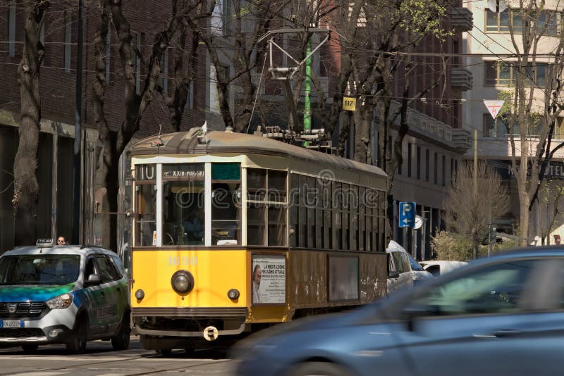 milano 21 de marzo de 2019 Una tranv?a antigua en el centro de Mil?n imágenes de archivo libres de regalías milano 21 de marzo de 2019 Una tranv?a antigua en el centro de Mil?n imágenes de archivo libres de regalías