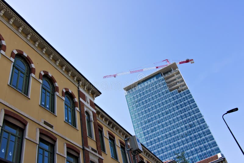 milano Italia, el 21 de marzo de 2019 Renovaci?n de la fachada de una estructura imagenes de archivo milano Italia, el 21 de marzo de 2019 Renovaci?n de la fachada de una estructura imagenes de archivo