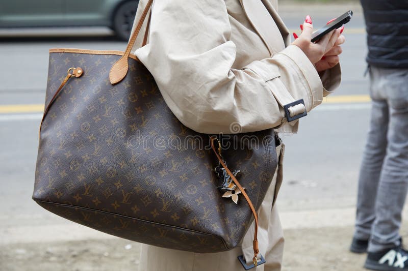 Uomo Con Louis Vuitton Bag E Scarpe Gucci Bianche Prima Della Sfilata Di  Moda Dell'oro Nero Con Diesel Settimana Di Moda Milano Fotografia  Editoriale - Immagine di verde, milano: 194562526