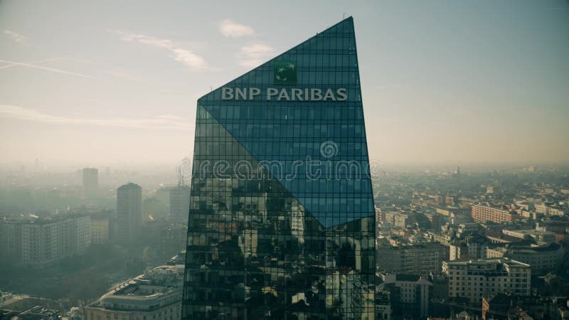 Milano, Italia - 5 gennaio 2019 Colpo aereo dell'ufficio della banca di BNP Paribas in Diamond Tower o nel Torre Diamante fotografia stock Milano, Italia - 5 gennaio 2019 Colpo aereo dell'ufficio della banca di BNP Paribas in Diamond Tower o nel Torre Diamante fotografia stock