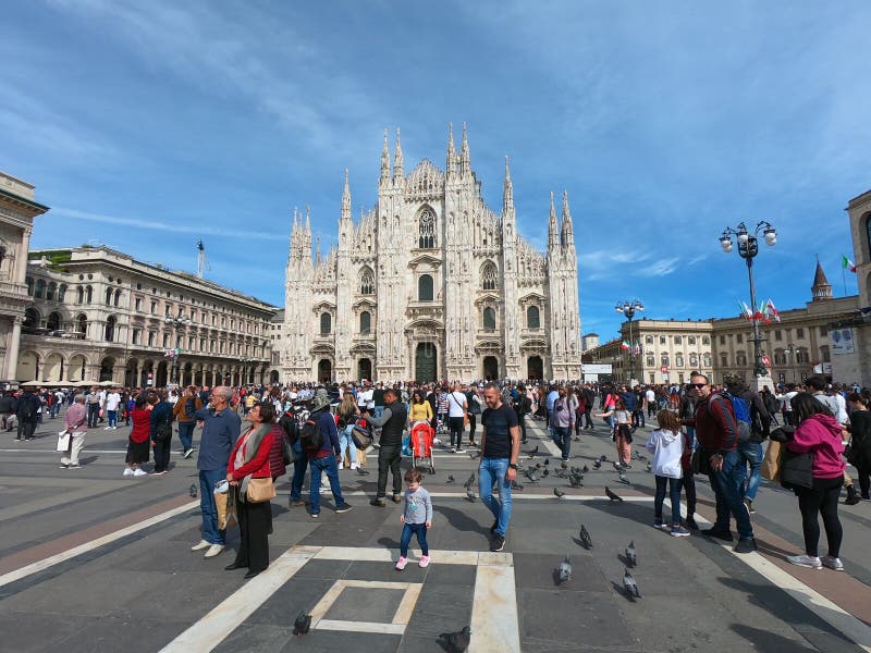 Milano, Italia La fachada principal de la catedral llamada como Duomo y el cuadrado fotografía de archivo libre de regalías Milano, Italia La fachada principal de la catedral llamada como Duomo y el cuadrado fotografía de archivo libre de regalías