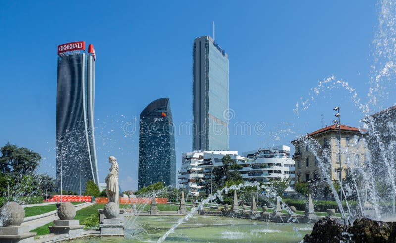 Milano italy. Iconic general i allianz och pwc-torn i citylife-distriktet royaltyfri foto