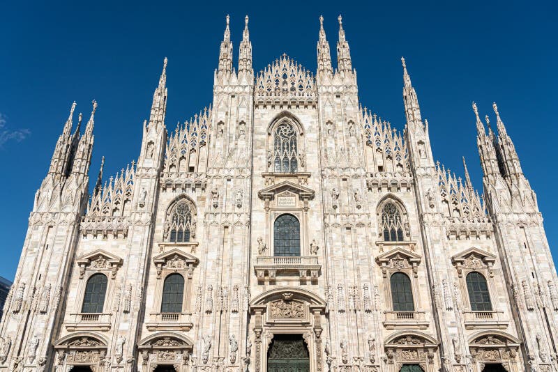 Milanos katedral Milano Dome, en av stadens mest besökta landmärken, är den största kyrkan i Italien royaltyfri fotografi