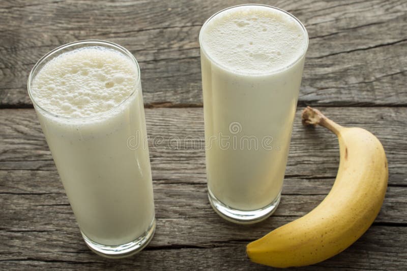 Milch mit Banane stockfoto. Bild von tabelle, frucht - 58330228