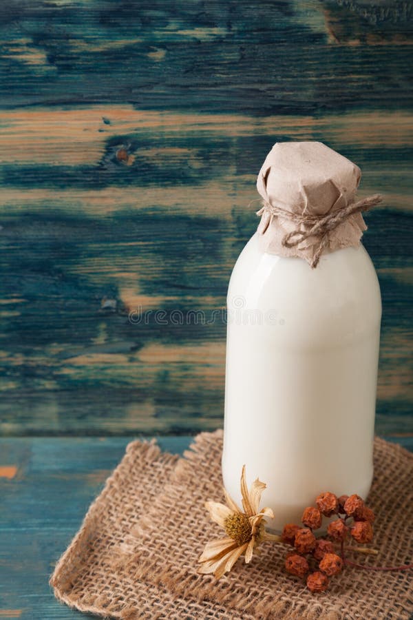 Milchflasche auf hölzerner Tabelle stockfoto Milchflasche auf hölzerner Tabelle stockfoto