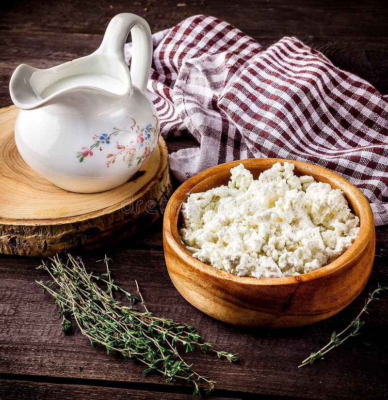 Milchprodukt, Milch und Hüttenkäse auf dunklem Holztisch stockfoto Milchprodukt, Milch und Hüttenkäse auf dunklem Holztisch stockfoto