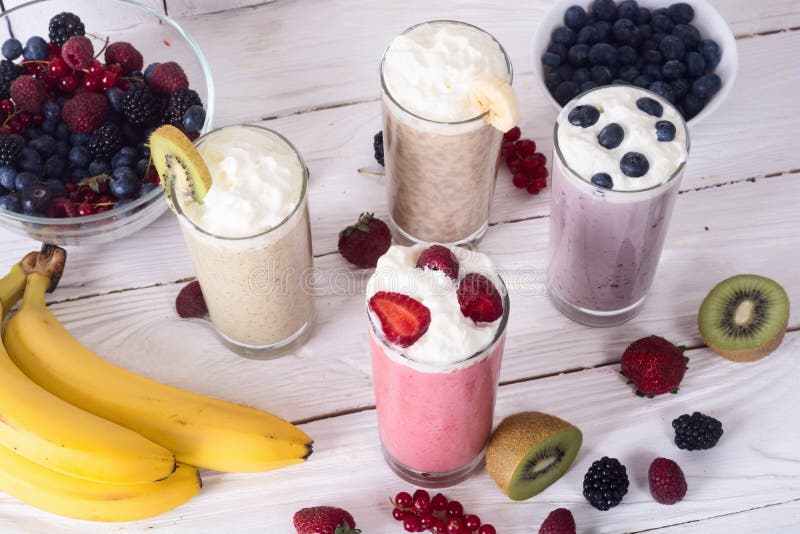 Milchshake mit Beeren stockfoto. Bild von glas, frucht - 97644344