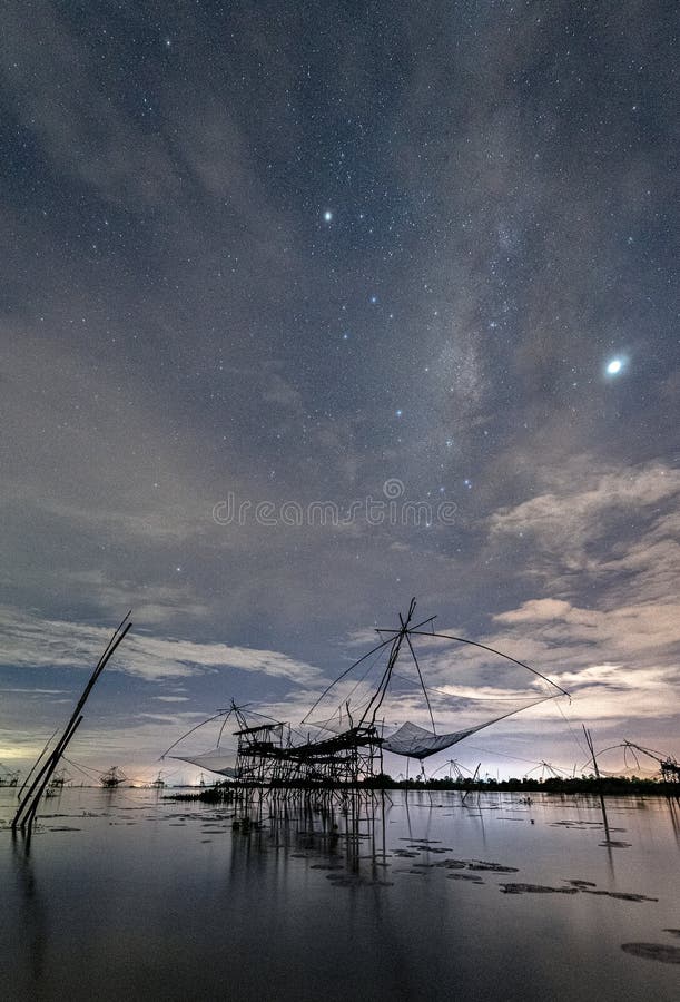 Milchstraße Galaxie mit Fischernetzen an Pakpra-Kanal, szenische Ansicht von Pakpra, Phatthalungs-Provinz, Thailand lizenzfreie stockbilder Milchstraße Galaxie mit Fischernetzen an Pakpra-Kanal, szenische Ansicht von Pakpra, Phatthalungs-Provinz, Thailand lizenzfreie stockbilder