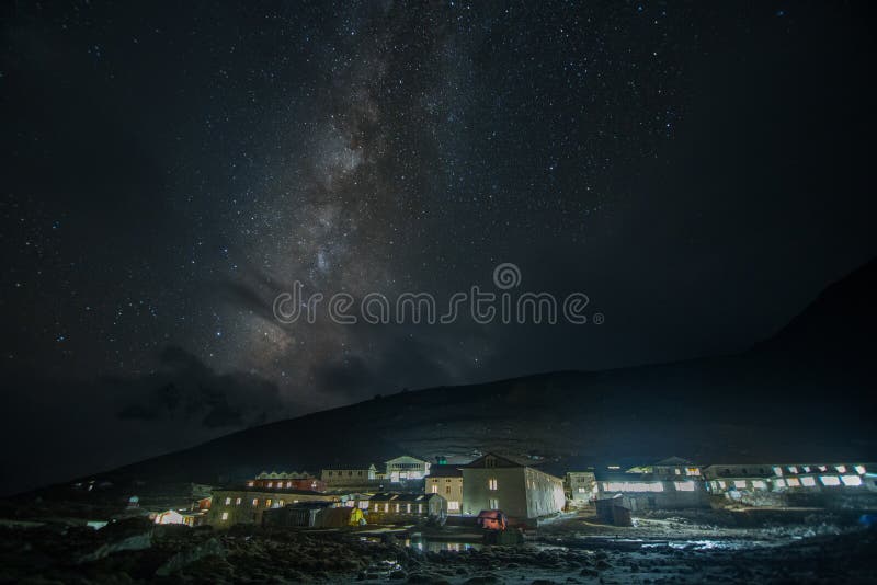 Milchstraße in Lobuche, Nepal Wanderungsweg niedrigen Lagers Everest im winte lizenzfreie stockfotos Milchstraße in Lobuche, Nepal Wanderungsweg niedrigen Lagers Everest im winte lizenzfreie stockfotos