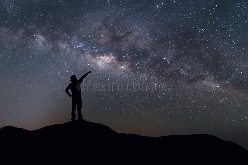 Milchstraßelandschaft Schattenbild des glücklichen Mannes stehend auf lizenzfreies stockbild Milchstraßelandschaft Schattenbild des glücklichen Mannes stehend auf lizenzfreies stockbild