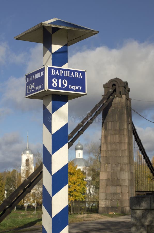 Milepost with names of the cities in Russian and distance in kilometers