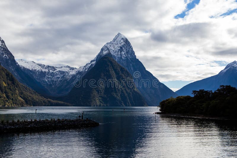 Milford Sound bergmaxima i vatten royaltyfri fotografi Milford Sound bergmaxima i vatten royaltyfri fotografi