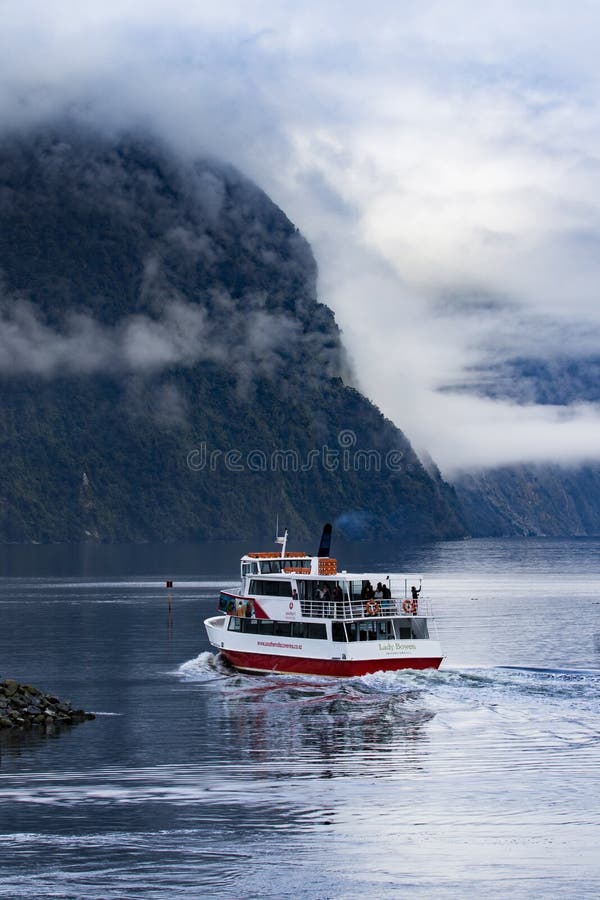 MILFORD SOUND NEUSEELAND - AUGUST 30,2015: touristisches Boot cruisi stockfoto MILFORD SOUND NEUSEELAND - AUGUST 30,2015: touristisches Boot cruisi stockfoto