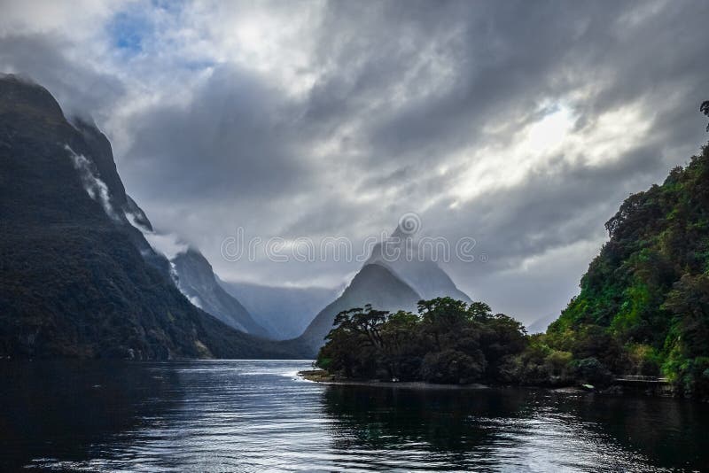 Milfordgeluid, fiordland nationaal park, Nieuw Zeeland stock foto Milfordgeluid, fiordland nationaal park, Nieuw Zeeland stock foto