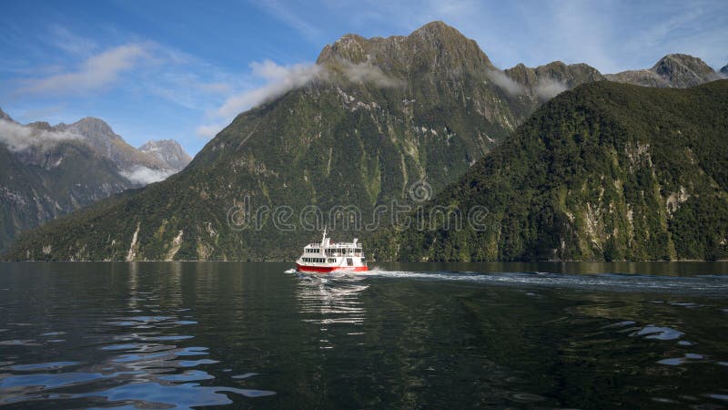 Milfordgeluid, Nieuw Zeeland - Mei 2, 2015: Geest die van Milford-boot door fiords in Milford-Geluid kruisen, Zuideneiland Nieuwe royalty-vrije stock foto's Milfordgeluid, Nieuw Zeeland - Mei 2, 2015: Geest die van Milford-boot door fiords in Milford-Geluid kruisen, Zuideneiland Nieuwe royalty-vrije stock foto's