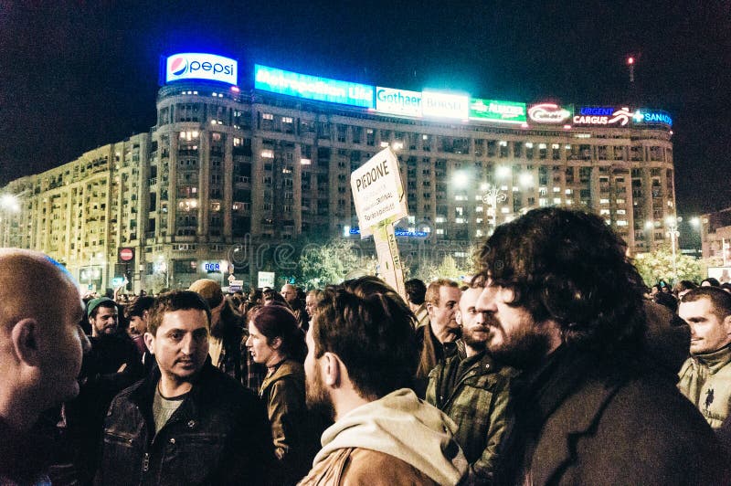 Milhares de pessoas que protesta em Bucareste fotografia de stock Milhares de pessoas que protesta em Bucareste fotografia de stock