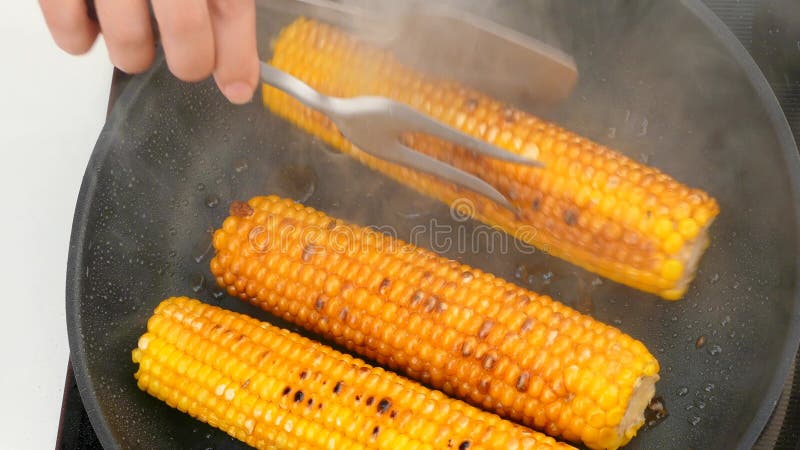 Milho fritado em uma frigideira