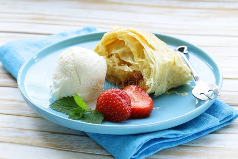 Milhojas de manzana tradicional con las pasas, servidas con helado imagenes de archivo Milhojas de manzana tradicional con las pasas, servidas con helado imagenes de archivo
