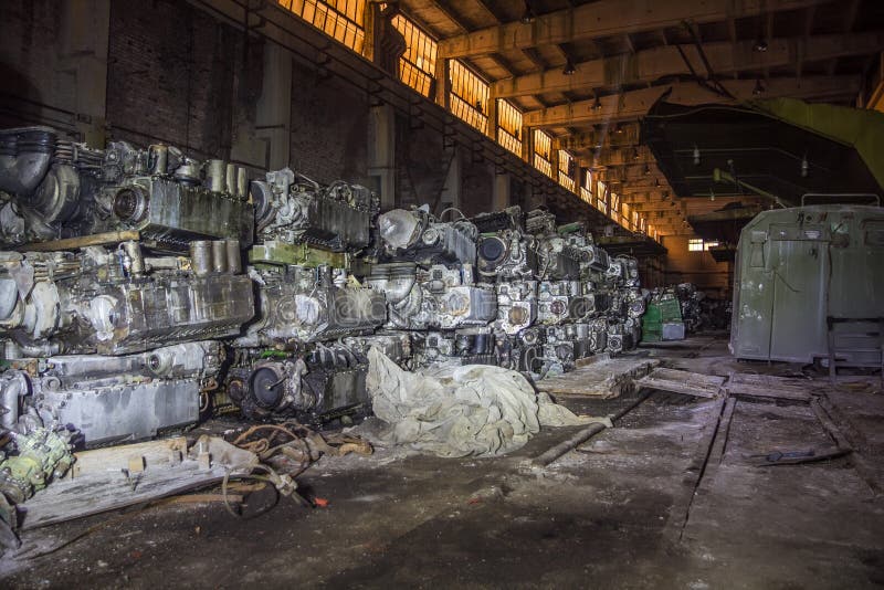 Container Von Dieselkraftstoff, Der Den Tank Eines Autos Füllt, Das Kein  Benzin Mit Einem Tube Und Einem Trichter Mehr Stockbild - Bild von trichter,  gebrochen: 184728769