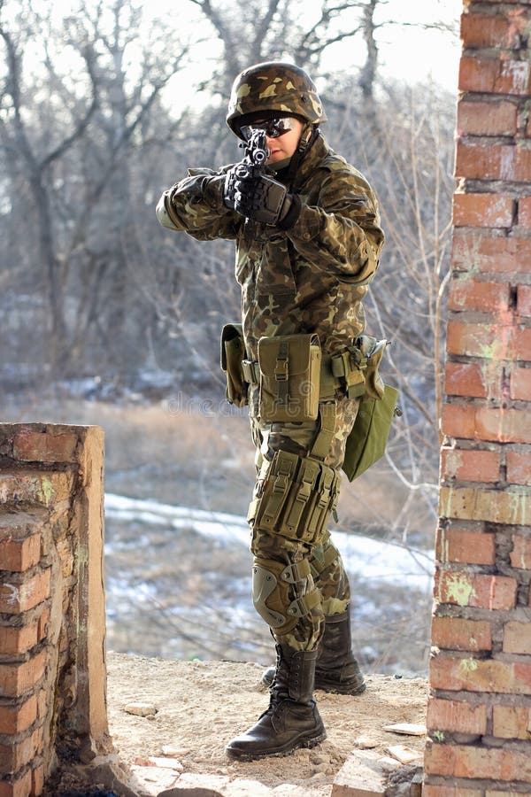 Militair dichtbij muur met een kanon stock afbeelding Militair dichtbij muur met een kanon stock afbeelding