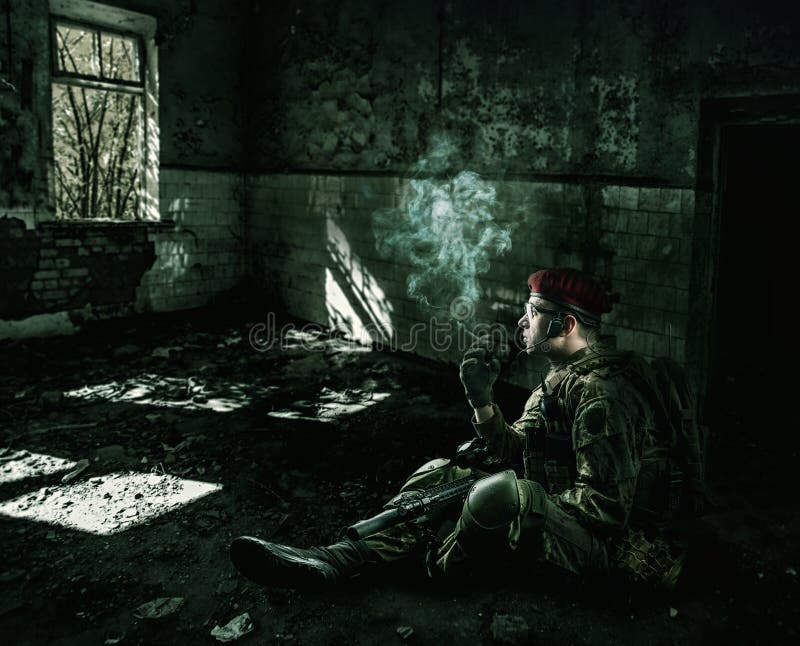 Militair die militaire eenvormig in het vernietigde gebouw dragen stock fotografie Militair die militaire eenvormig in het vernietigde gebouw dragen stock fotografie