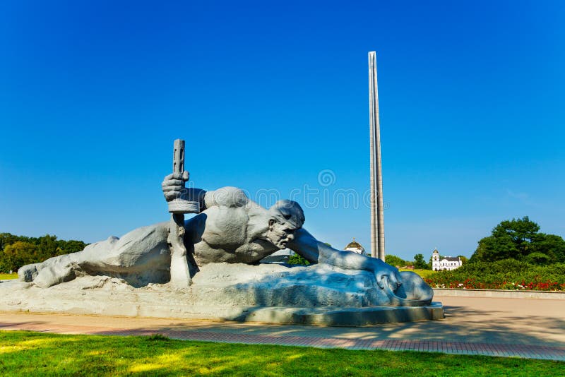 Militair die voor watermonument kruipen in Brest stock fotografie Militair die voor watermonument kruipen in Brest stock fotografie