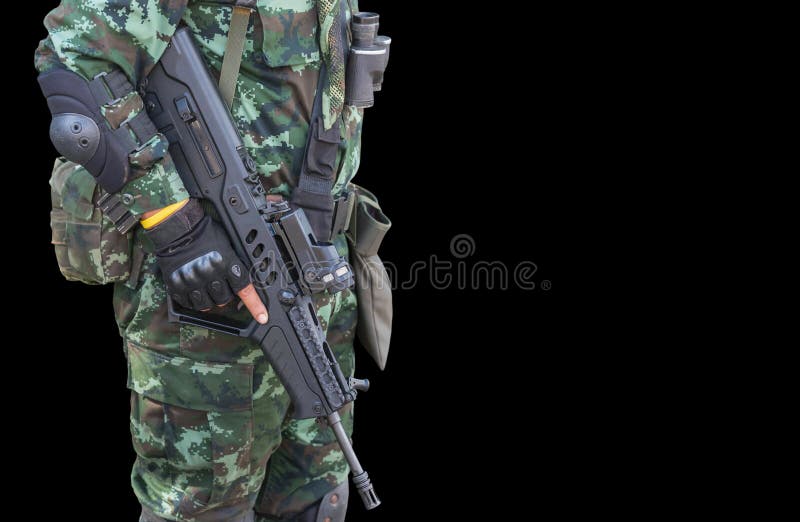 Militair in het eenvormige geweer van de holdings automatische aanval stock afbeeldingen Militair in het eenvormige geweer van de holdings automatische aanval stock afbeeldingen