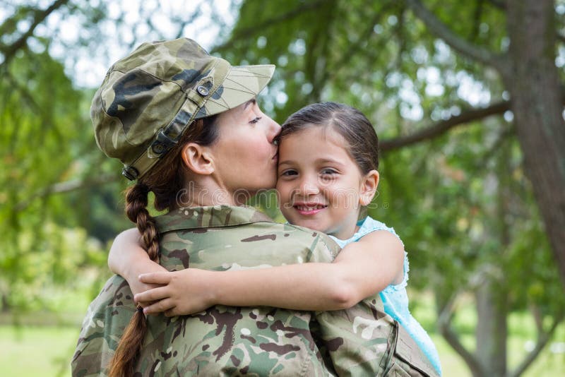 Militair met haar dochter wordt herenigd die royalty-vrije stock foto Militair met haar dochter wordt herenigd die royalty-vrije stock foto