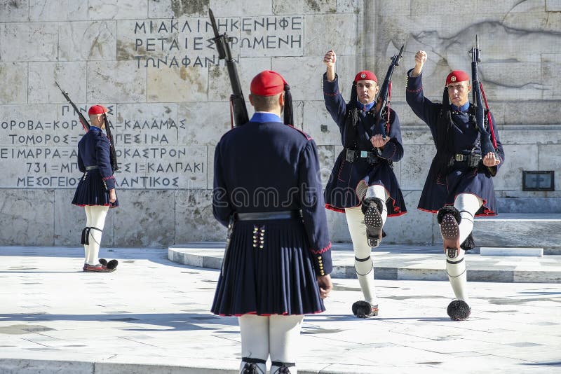 Militair in Syntagmavierkant bij het Griekse Parlement, Athene, Griekenland royalty-vrije stock fotografie Militair in Syntagmavierkant bij het Griekse Parlement, Athene, Griekenland royalty-vrije stock fotografie