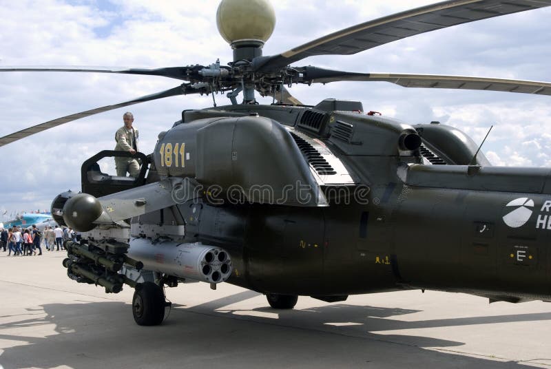 Militaire helikopter bij Internationale Ruimtevaartsalon maks-2017 van MAKS stock afbeeldingen Militaire helikopter bij Internationale Ruimtevaartsalon maks-2017 van MAKS stock afbeeldingen