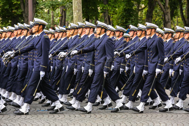 Militaire parade (vervuil) tijdens plechtig van Franse nationale dag, de weg van Champs Elysee royalty-vrije stock afbeelding Militaire parade (vervuil) tijdens plechtig van Franse nationale dag, de weg van Champs Elysee royalty-vrije stock afbeelding