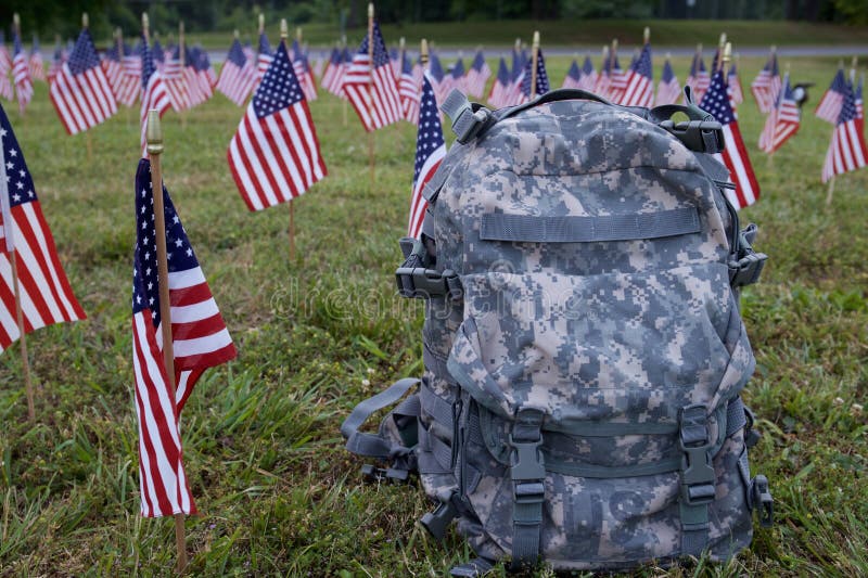 Militaire rugzak en Amerikaanse vlaggen stock foto Militaire rugzak en Amerikaanse vlaggen stock foto