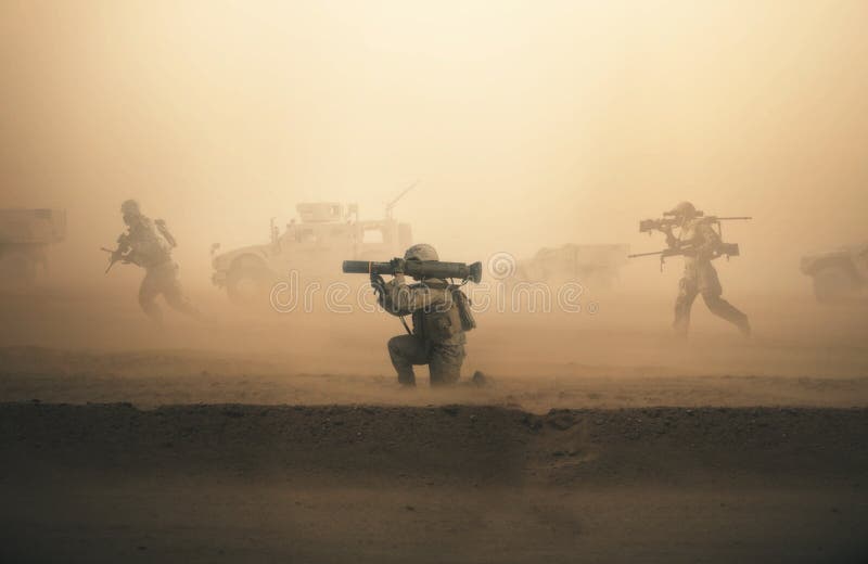 Militaire troepen en machines op de manier royalty-vrije stock foto Militaire troepen en machines op de manier royalty-vrije stock foto