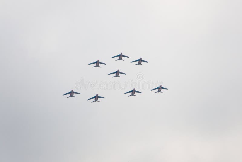 Militaire vliegtuigen die een groep kunstvliegen in de hemel tonen stock foto Militaire vliegtuigen die een groep kunstvliegen in de hemel tonen stock foto
