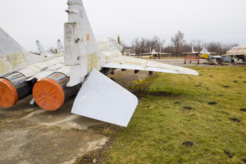 Militaire vliegtuigenvechters bij de luchthaven Oude opgelegde vliegtuigen Krasnodarvliegveld stock foto Militaire vliegtuigenvechters bij de luchthaven Oude opgelegde vliegtuigen Krasnodarvliegveld stock foto