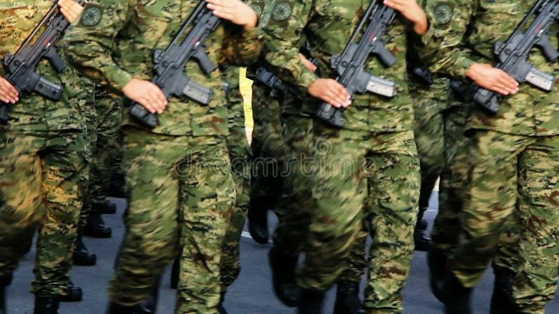 Militairen het Marcheren