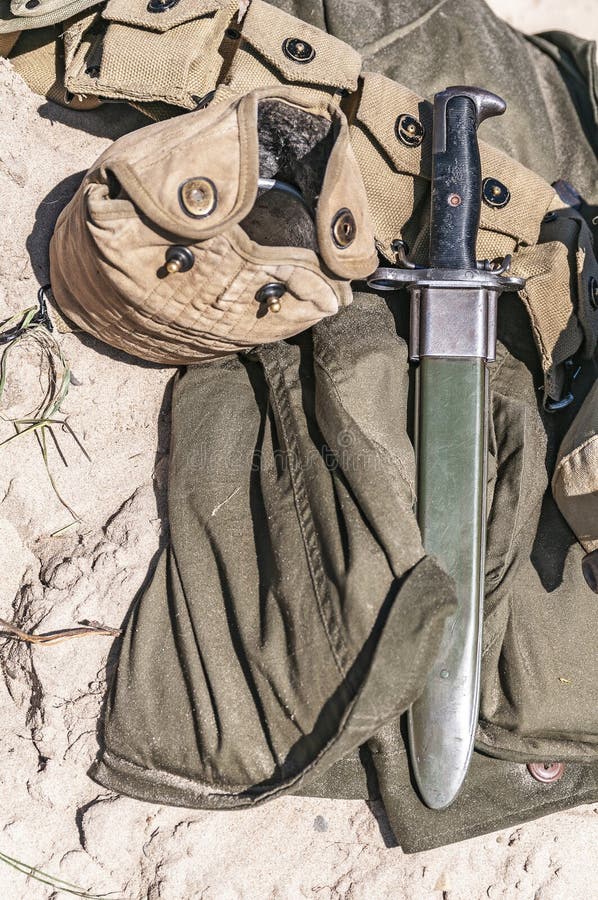 Militairenmateriaal zoals een mes en een fles royalty-vrije stock foto Militairenmateriaal zoals een mes en een fles royalty-vrije stock foto