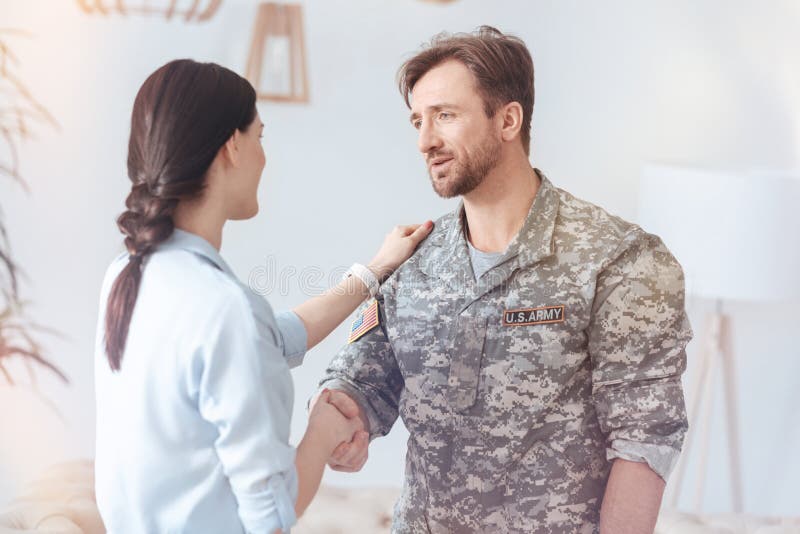 Militar agradecido que dice palabras del aprecio después de la sesión de la psicoterapia imagen de archivo Militar agradecido que dice palabras del aprecio después de la sesión de la psicoterapia imagen de archivo