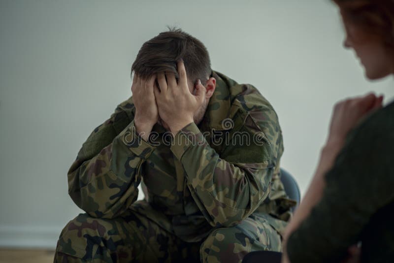 Militar De Carrera Cansado Con Problema Emocional Durante La Reunión Con El  Psicoterapeuta Imagen de archivo - Imagen de trauma, metal: 124694257