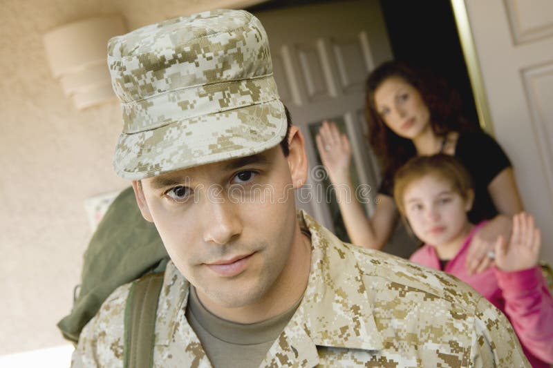 Militare che lascia Camera immagini stock libere da diritti Militare che lascia Camera immagini stock libere da diritti