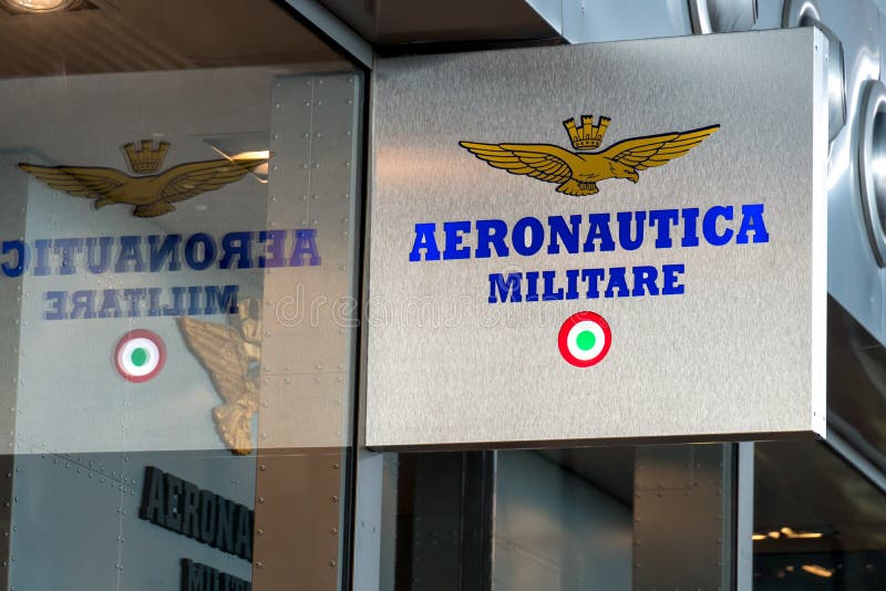 Militare Italiano Aeronáutica De La De Ropa De Caballero Foto editorial - Imagen de tienda: 201547391