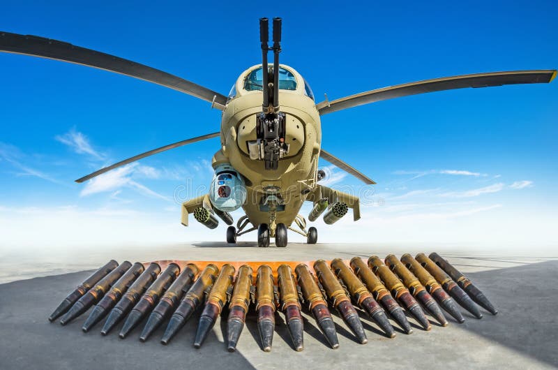 Militarny helikopter parkuje, w przedpolu ładownicy są broniami które strzela ono zdjęcie stock Militarny helikopter parkuje, w przedpolu ładownicy są broniami które strzela ono zdjęcie stock