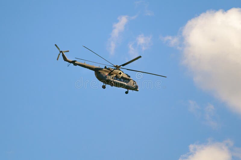 Militarny helikopter siły powietrzne federacja rosyjska w niebieskie niebo artykule wstępnym fotografia royalty free Militarny helikopter siły powietrzne federacja rosyjska w niebieskie niebo artykule wstępnym fotografia royalty free