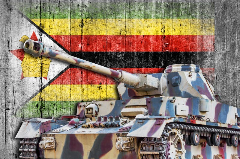 Militarny zbiornik z betonową Zimbabwe flaga fotografia stock