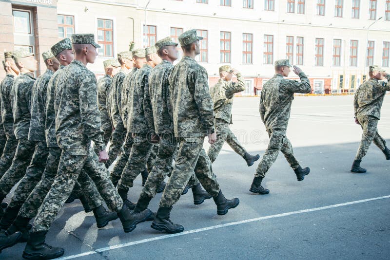 На плацу слушать. Вечерняя прогулка военнослужащих. Прогулка в армии. Плац в армии. Вечерняя прогулка солдат.