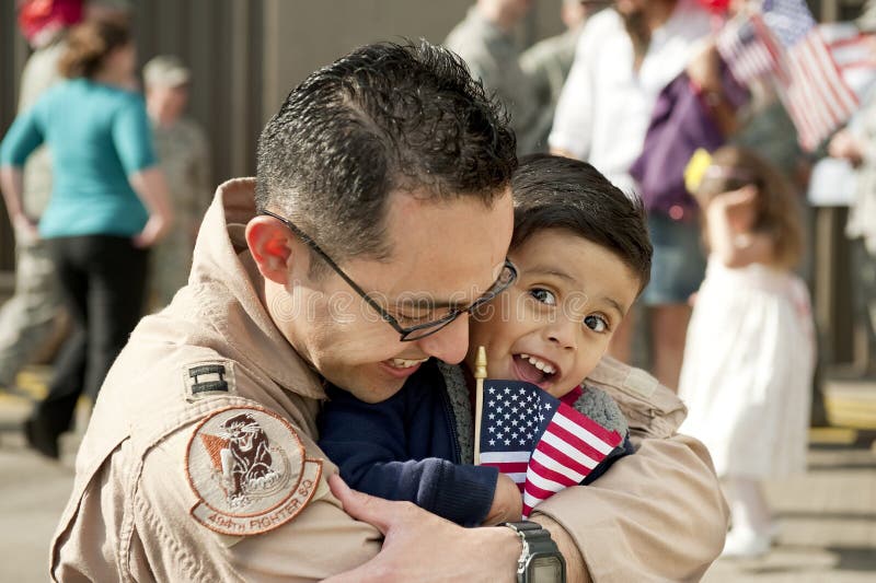 Durante Americano, militar es un ella abrazó su lleno de alegría un hijo.