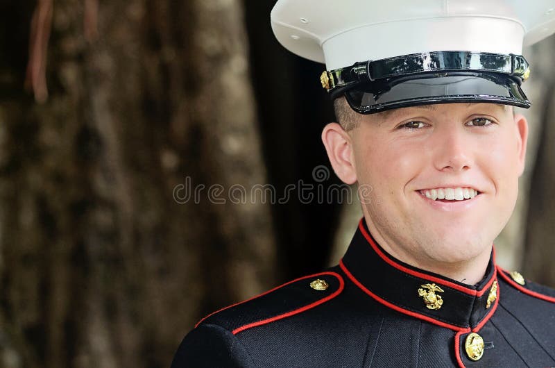 Usmievavá vojenské muž v uniforme vonku.