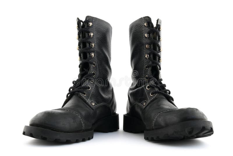 Militar estilo negro piel zapatos en blanco.