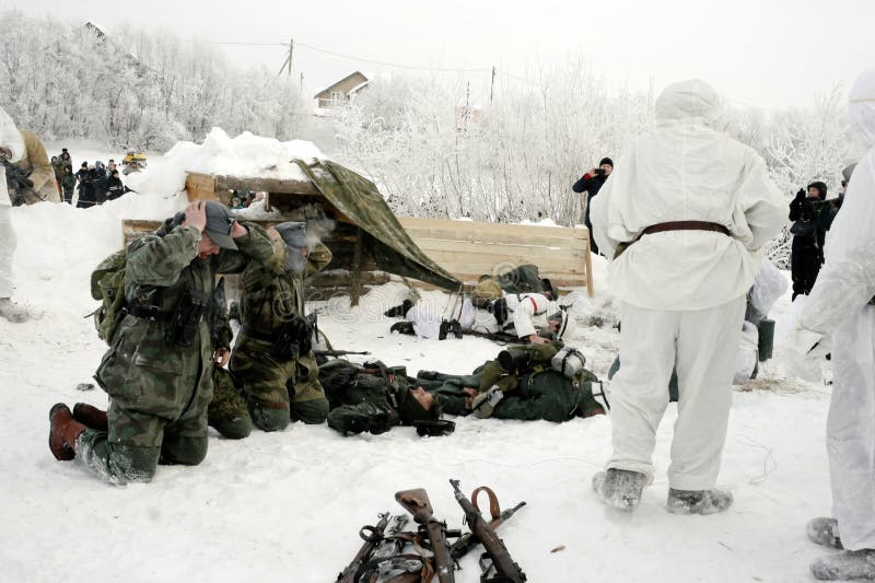 Militär-historische Rekonstruktion ‚der Durchbruch der Blockade von Leningrad im Bereich des Nevskaya Dubrovka ‚war gehaltenes i stockfotografie Militär-historische Rekonstruktion ‚der Durchbruch der Blockade von Leningrad im Bereich des Nevskaya Dubrovka ‚war gehaltenes i stockfotografie